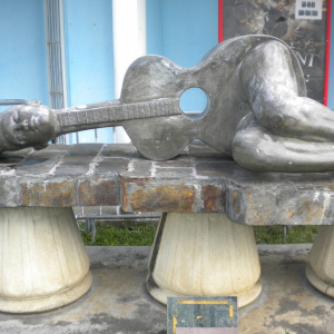 monument moule femme guitare
