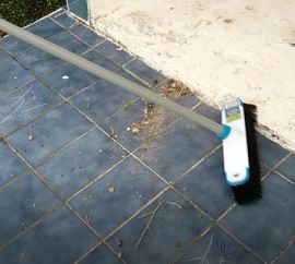 Néttoyage d'une sépulture